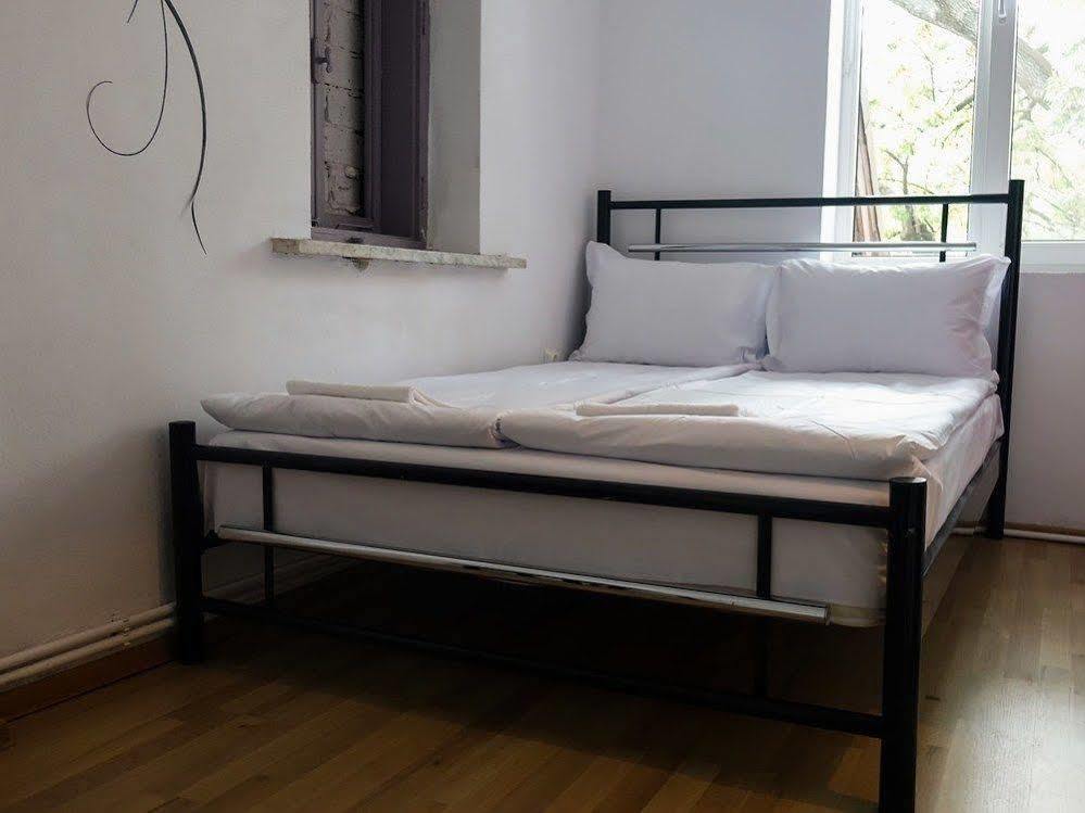 Book-A-Rest Hostel Bucharest Exterior photo